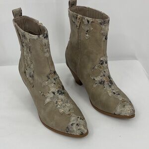 COMFORT WOMENS SIZE 7M Stylish Beige Ankle Boots